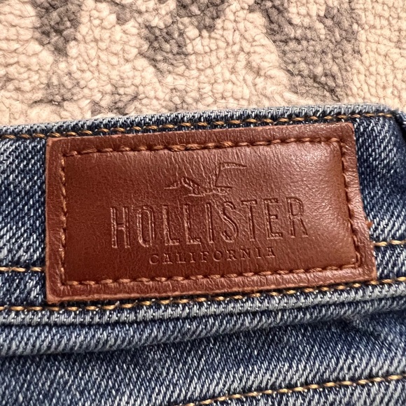 HOLLISTER | High-Rise Boyfriend Jean Shorts - Picture 4 of 5